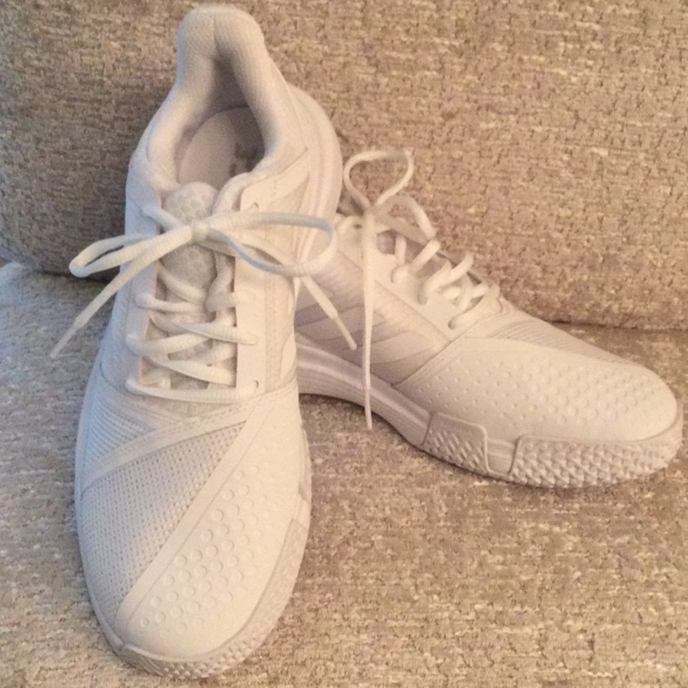 Tennis shoes